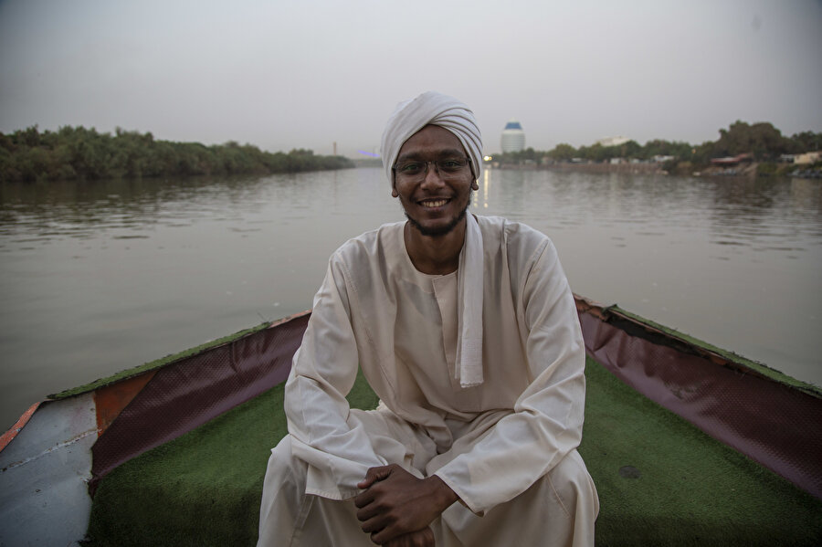Nil’deki tekne kaptanı ve turist rehberi genç Hasan Ahmed.