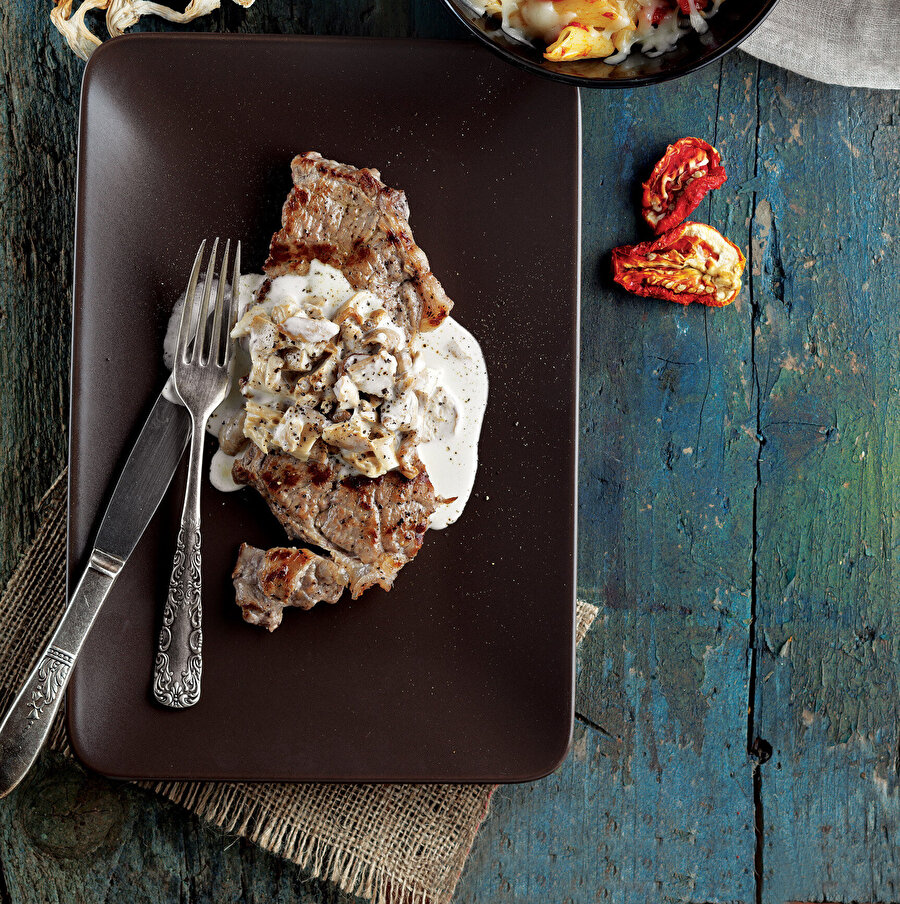 Kuru Mantar Soslu Biftek tarifi