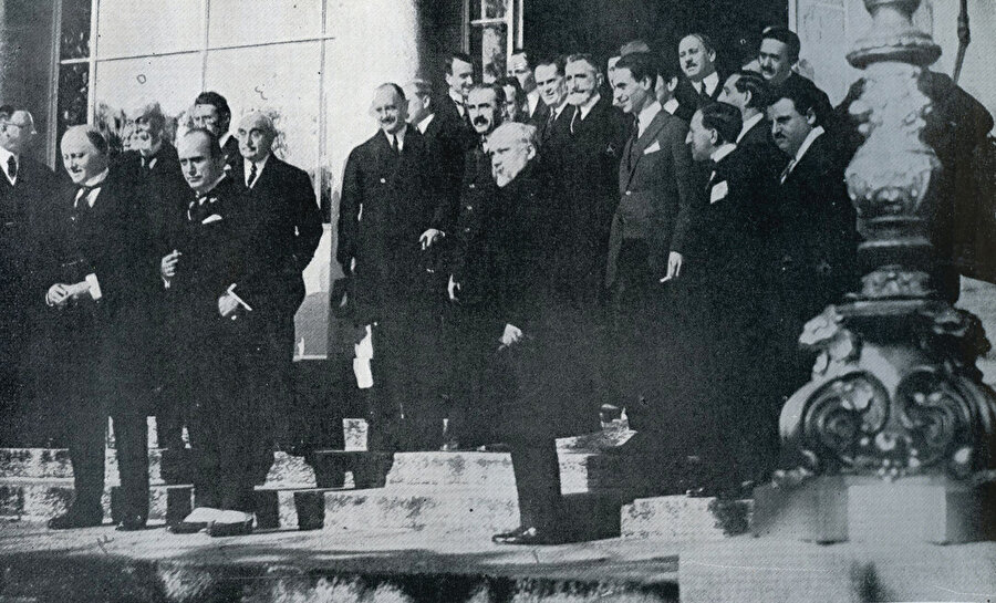» Açılış töreni sonunda temsilciler bir arada…Ön sırada soldan sağa Fransa temsilcisi Poincare, İtalya temsilcisi Mussolini ve İngiltere temsilcisi Lord Curzon konferansın açılış töreninden sonra Mont Benon Gazinosu’ndan ayrılırken…