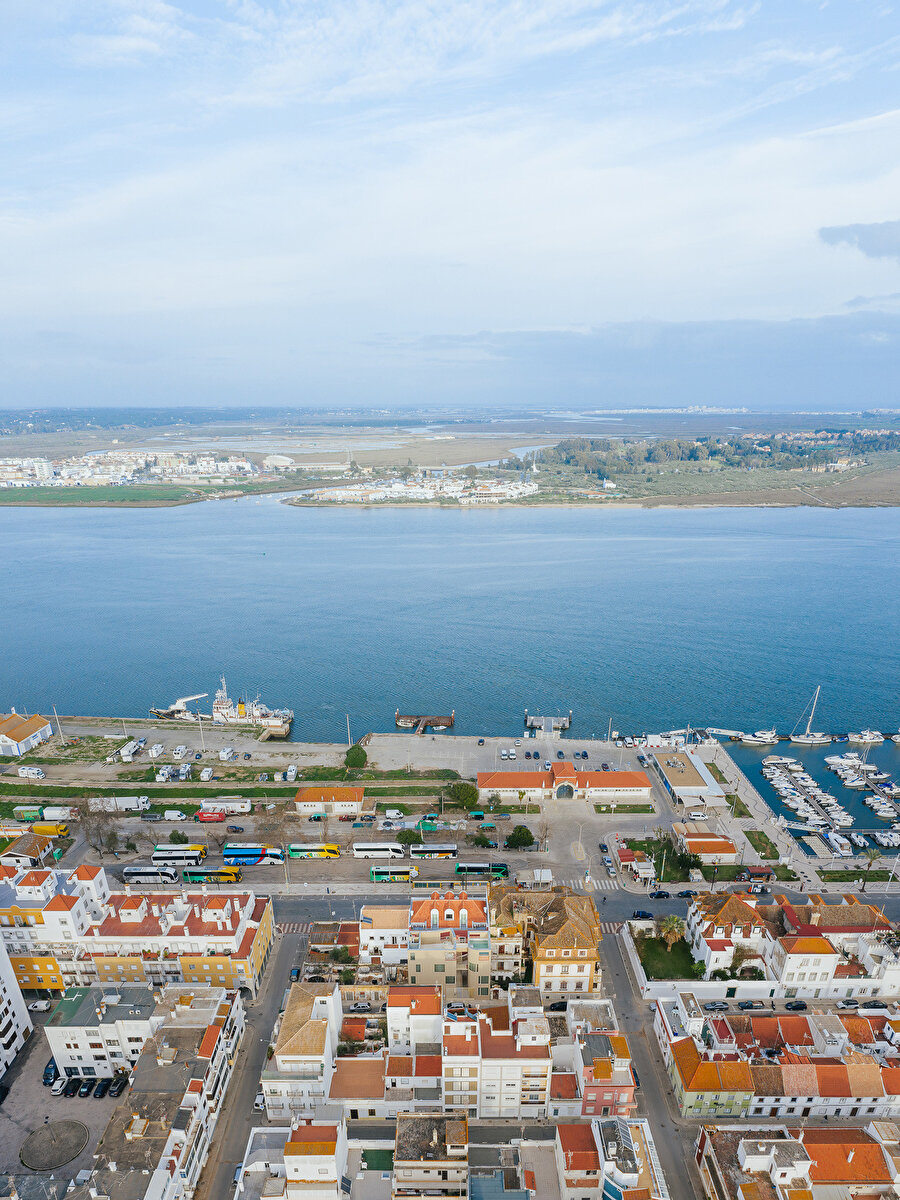 Guadiana nehri ve karşı kıyıda İspanyol beldesi.