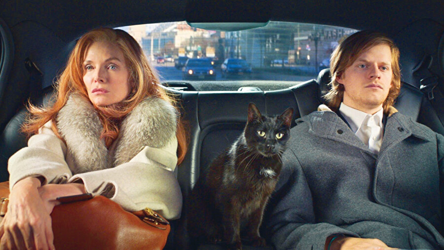 Zengin Kalkışı, bizim bilmediğimiz, hakkında pek az şey bilmemize rağmen haset ve hasret hisleriyle bakakaldığımız bir dünyadan, nispeten bildiğimiz bir dünyaya gelen orta yaşı geçkin bir kadının yeni yaşama şartlarına intibak sürecini resmeden bir film. Hayır, kıt-kanaat seviyesine düşüş değildir bu. Ne münasebet, filmde hikâyesi anlatılan kadın, en yukarılardan yuvarlandığı hâlde düştüğü yer, pekçoğumuzun büyük bir iştiyakla çıkmak isteyeceği bir yer. Ama gene de bu değişimin mesafesini, yuvarlanılınca durulan yerin iktisadi şartları şeklinde anlamak yerine, bu iki noktanın arasındaki mesafe tarzında kavradığımızda meselenin vahametini daha esastan idrak ederiz. 