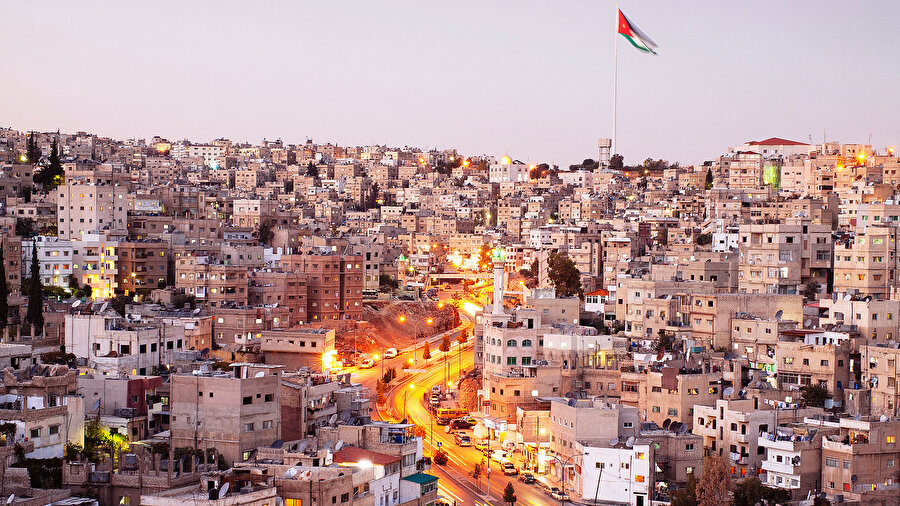 Amman yönetiminin, geçmiş yıllarda dünyanın en ateşli krizlerinin yaşandığı bir coğrafyada istikrarını korumayı başardığı düşünülüyor. 