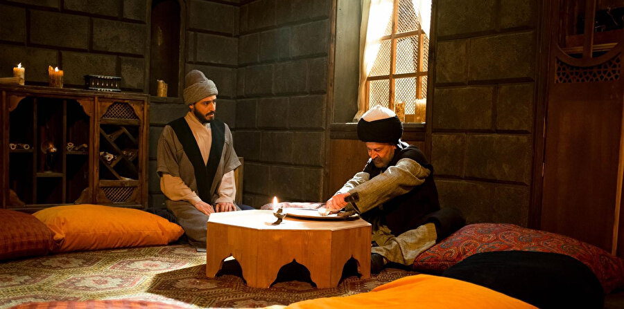 Çile çekmek gerekir. Yunus Emre gibi kırk yıl boyunca tekkeye odun taşımak... 