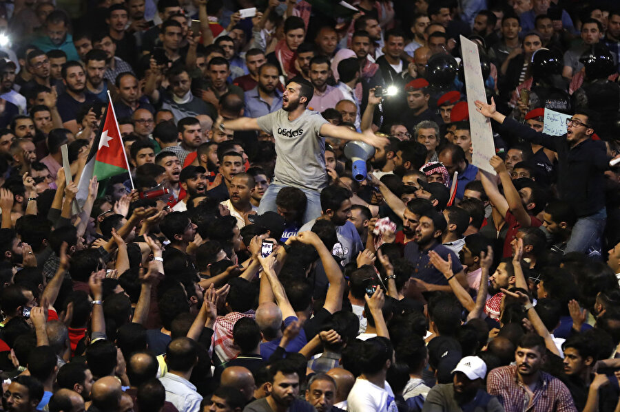 Salt Hastanesi'ndeki ölümlerin ardından ülkede geniş çaplı protesto gösterileri düzenlemiş ve hükümetin istifası istenmişti. 