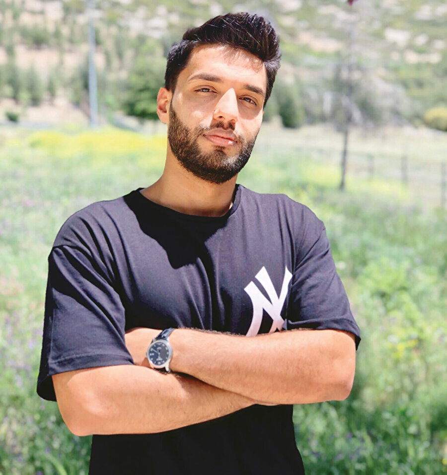 Bayramlar, el öpme ile çocuklara şeker verme geleneği, aile yapısı, kadın erkek ilişkileri, çeyiz ve evlenme gibi konularda Türk ve Afgan toplumları hemen hemen aynıdır diyebiliriz. Türklerdeki futbol tutkusu ise bize tamamen yabancı. Bizde daha ziyade kriket ve dövüş sporlarının popüler olduğunu söyleyebilirim.