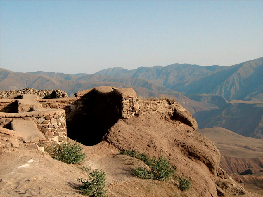 » Alamut efsanesi: Alamut Kalesi etrafında dönen efsane, 1090 yılında ünlü İsmailî komutan Hasan Sabbah’ın kaleyi ele geçirmesiyle başladı. Sabbah burada Sünni Türk iktidarına karşı amansız mücadeleye adını yazdırdı. 