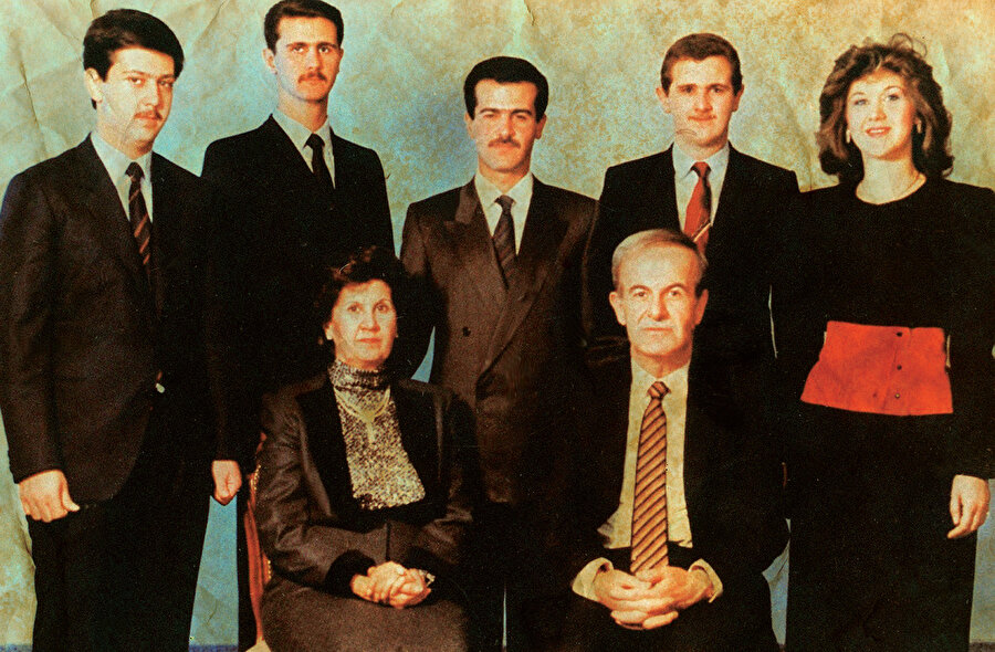 » İhtişamlı günler: Modern Suriye tarihinin son 40 yılında iktidarda olan Esed ailesi. Enise ve Hafız Esed’in arkasında soldan sağa Mahir, Beşşar, Basil, Macid ve Büşra Esed görülüyor.