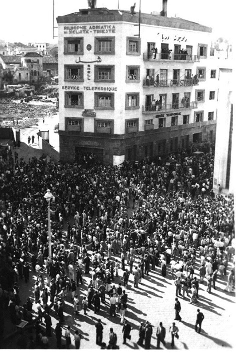 1943'te ilan edilen bağımsızlık sonrası Lübnan Parlamento Binası'nın önünde toplanan Lübnanlılar. 