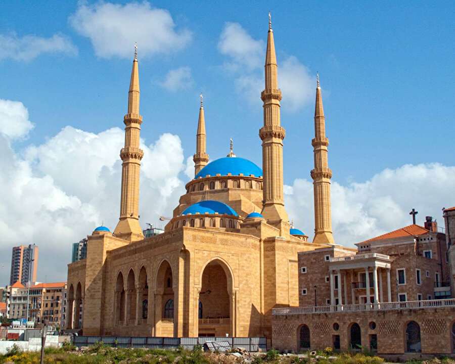 İhtişamlı duruşuyla Muhammed el-Emin Camii. Eski Başbakan Refik Hariri tarafından yaptırılan cami, 72 metre yükseklikte dört minareye sahiptir. Cami tamamlandıktan sonra, yanındaki kilisenin çan kulesinin yüksekliği de Hristiyanlar tarafından aynı seviyeye çıkarılmıştır.