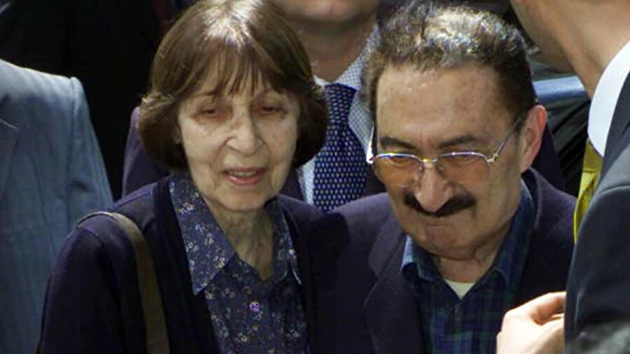 Körfez savaşının başından itibaren Kuzey Irak'taki, bizim için çok tehlikeli oluşuma sürekli olarak karşı çıkan Ecevit, yine 1999 yılı içerisinde birdenbire yüz seksen derecelik dönüş yaparak "Kuzey Irak'ta çağdaş bir devlet kuruluyor" diyebilmişti.