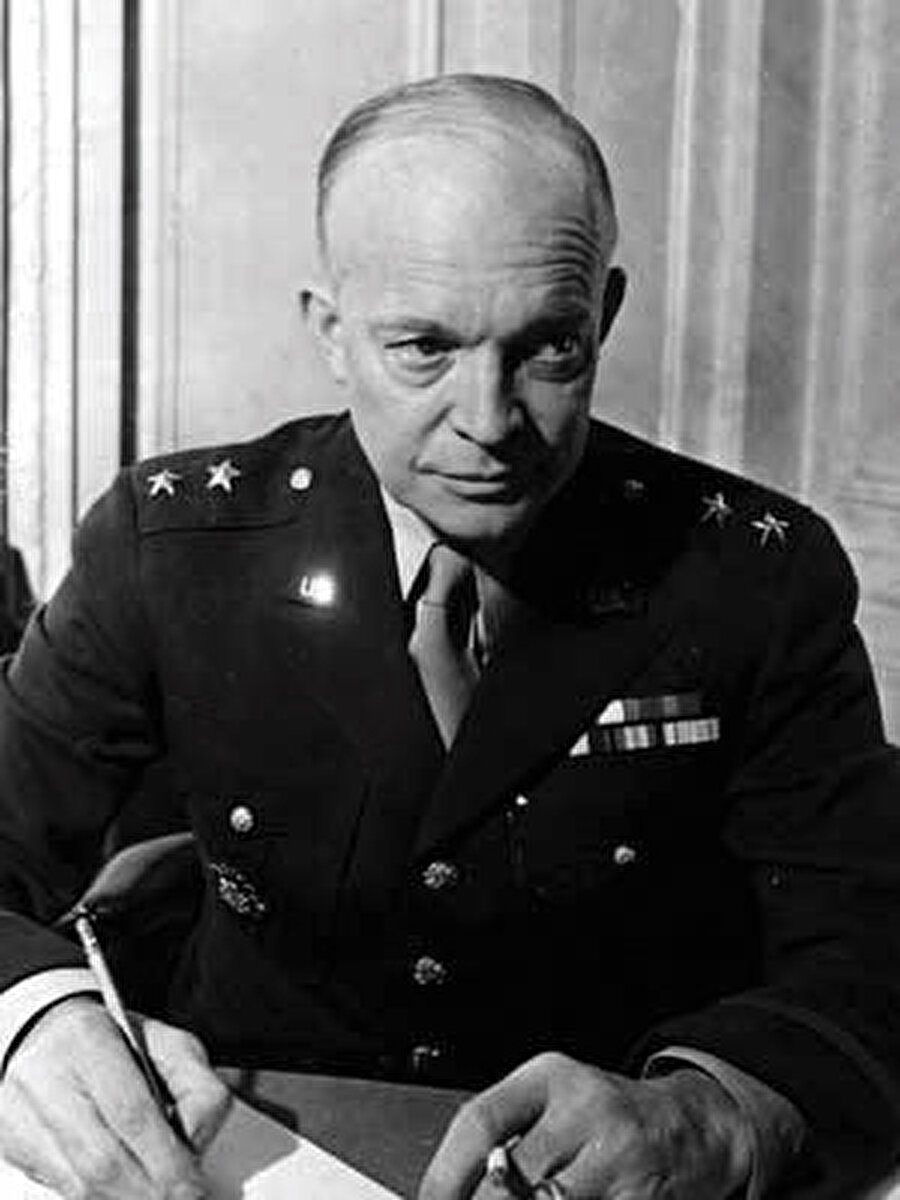 » Eisenhower Doktrini: 1957 krizi esnasında ABD’nin Türkiye’nin yanında pozisyon almasının altında Eisenhower Doktrini bulunmaktadır. Asıl amacı komünizmin yayılmasını önlemek olan bu doktrine göre ABD, ihtiyacı olan Ortadoğu ülkelerine malî ve askerî yardımda bulunmayı taahhüt ediyordu. 