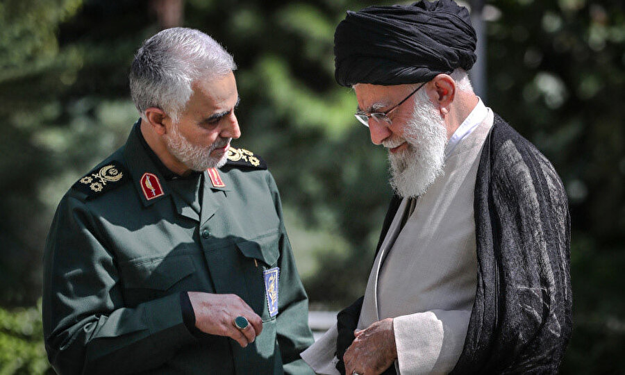 İran Devrim Muhafızları Ordusu'na bağlı Kudüs Gücü Komutanı General Kasım Süleymânî, Hameney’in sahadaki çok önemli isimlerinden biriydi.