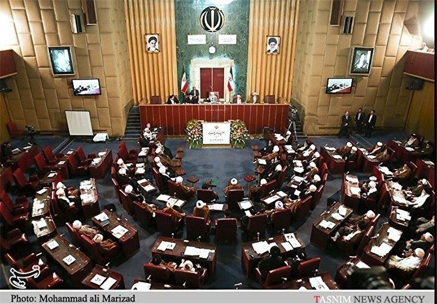  İran’da dini lideri seçme ve azletme salahiyetine sahip olan Uzmanlar Meclisi. 
