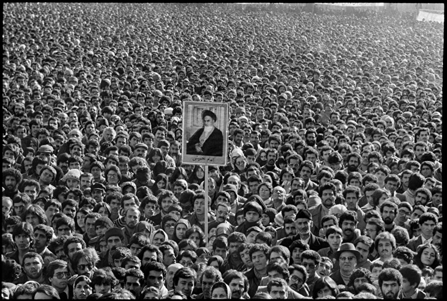 Devrimin ilk yılları, neredeyse bütün İranlıların Humeyni’nin etrafında birleştiği yıllardı. Sağ altta kürklü siyah şapkalı kişinin hemen arkasında çok tanıdık bir sima: Bugün adeta rejim düşmanı kesilmiş olan geleceğin cumhurbaşkanlarından Ahmedinejad...