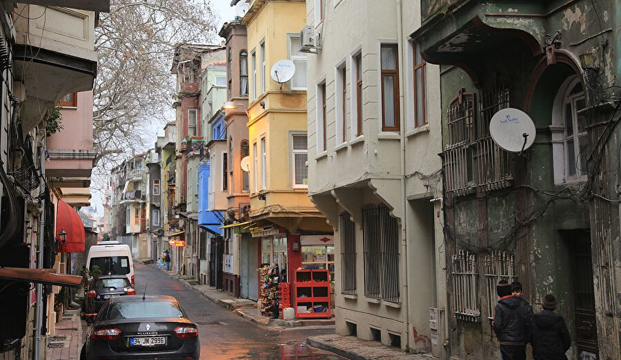 Kimse yabancı değildi. Herkes buralıydı ve yeterdi. Birbirimize yan gözle bakmazdık. 
