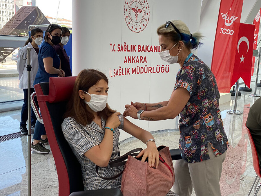 YHT Garı'nda yolculara Covid-19 aşısı
