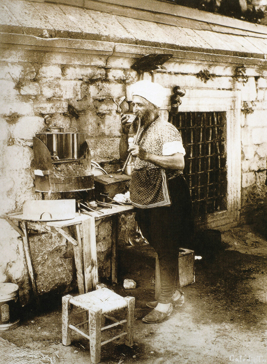 » Sokak kahvecisi: Osmanlı’da tam teçhizatlı bir kahveci müşterilerini beklerken kahvesinin tadına bakmayı da ihmal etmiyor.