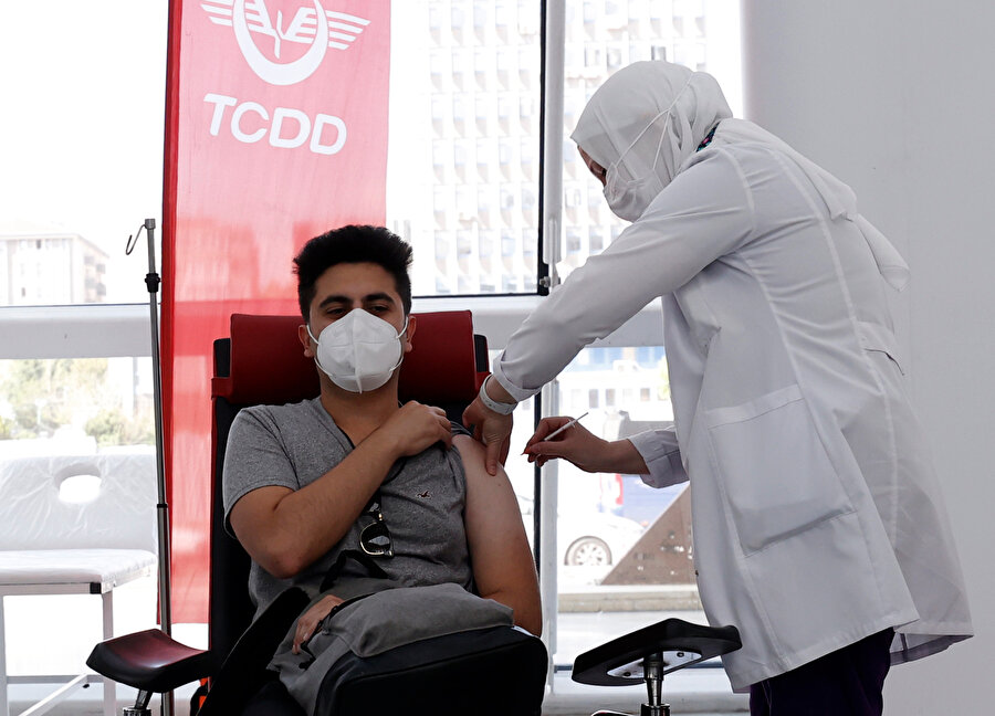 Yüksek Hızlı Tren Garı'nda COVID-19 aşısı yapılmaya başlandı