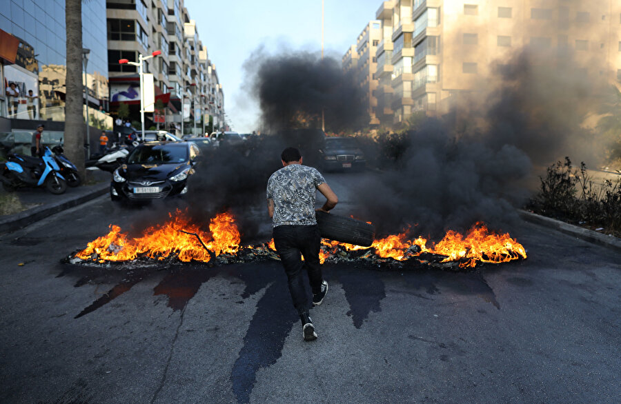 Beyrut'un farklı bölgelerinden protestocuların yaktığı ateşler sonucunda dumanlar yükseliyor. 