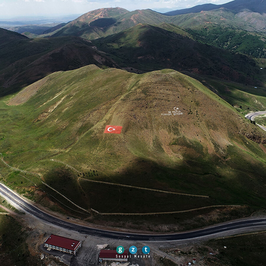 Jandarma, şehitler için 138 ton taşla Türk bayrağı yaptı