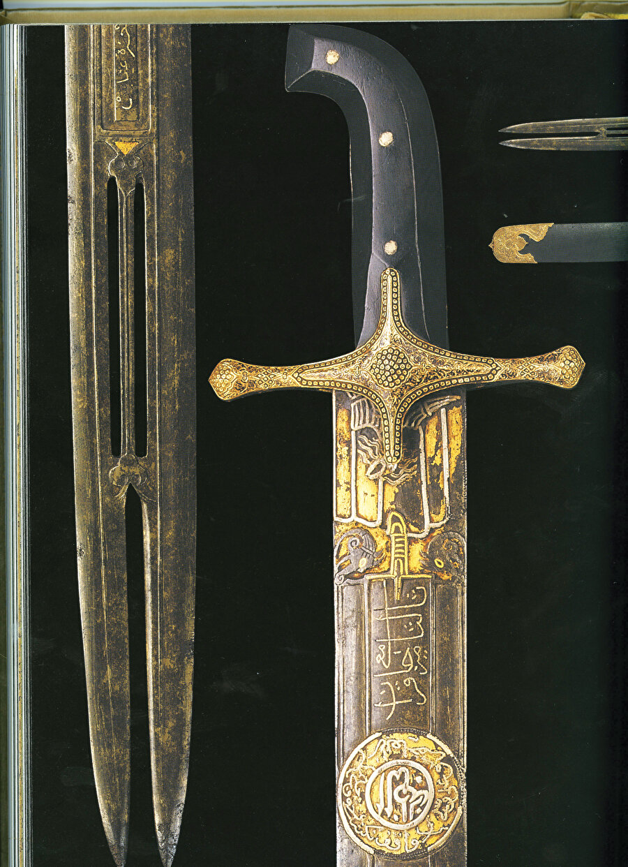 » Hz. Osman’ın kılıcı: Zülfikar stilinde ve 98 cm. uzunluğunda olan kılıcın üzerine 4 halifeyi, özellikle de Hz. Osman’ı öven bir şiir işlenmiştir. Topkapı Sarayı Kutsal Emanetler bölümünde sergilenen kılıç 956 gr. ağırlığındadır. 