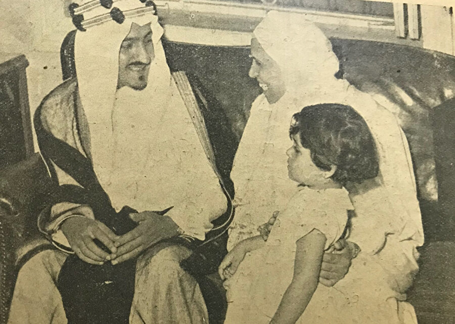 Kral Faysal’ın en büyük oğlu Prens Abdullah ve serbest kalışının ardından bir araya geldiği Zeynep Gazâlî. 