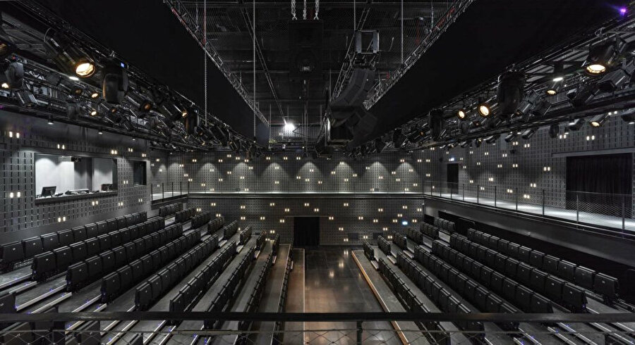 Blackbox (kara kutu) olarak da adlandırılan tiyatro salonu, tüm kullanım senaryolarına uygun akustik çözümler sunmayı amaçlıyor.