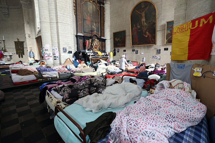 Açlık grevi yapanların 230 kadarı Brüksel’deki Saint-Jean-Baptiste au Beguinage Kilisesi’nde, kalanları ise ULB Üniversitesi'nin kampüsünde bulunuyor. 