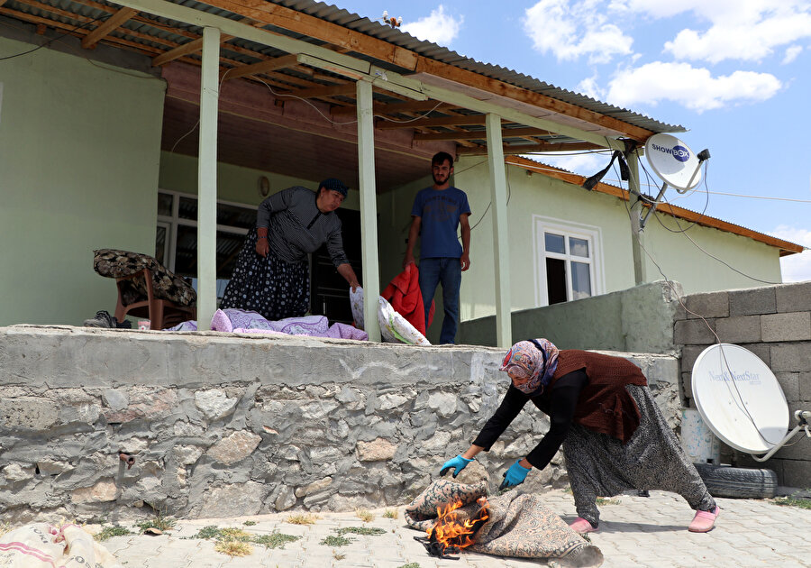Mahalleyi sardılar: Bir saniyede yakıp hemen kayboluyorlar