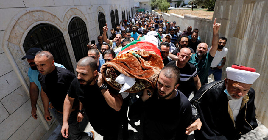Nizar Benat'ın cenazesine binlerce Filistinli katılmıştı. 