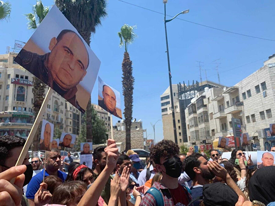 Nizar Benat'ın gözaltındayken şüpheli ölümü sonrası Filistinliler Abbas yönetimini suçlayan protesto gösterileri düzenlemişti.