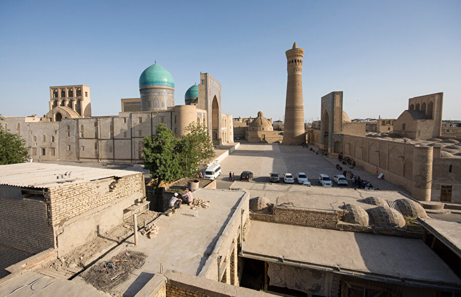 Kalan Camii (sağda) ve tam karşısındaki Mir Arab Medresesi (solda).