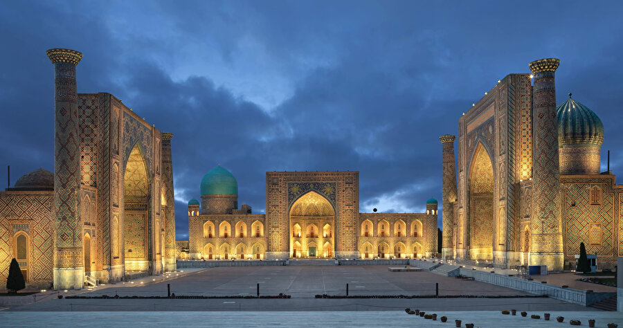 Semerkan'da geceye doğru ışıl ışıl Registan Meydanı. 