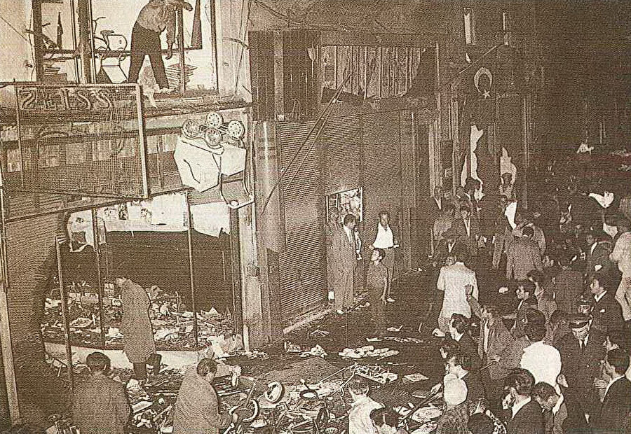 » Çocuk bisikletleri de nasibini aldı İşte 6 Eylül talanı! Kepenkler indiriliyor, mağazaların üst katlarına çıkılıyor, içerideki ürünler talan edilip sokağa fırlatılıyor.
