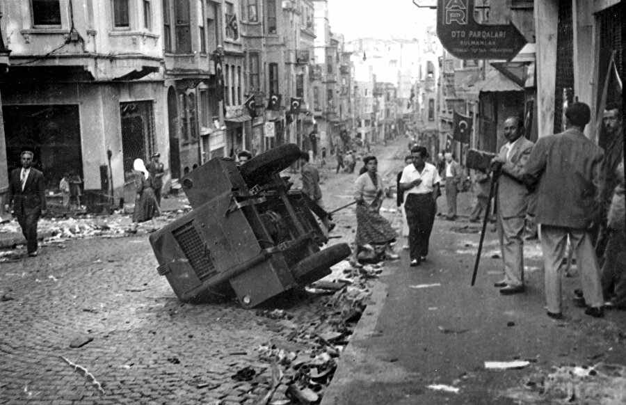 » Talandan arda kalan...Talan sonrası Beyoğlu’nun arka sokaklarının hazin manzarası… Harabe halindeki dükkanlar, sokaklara savrulmuş ürünler, şaşkın vatandaşlar, alt üst edilmiş bir araç ve fonda Türk bayrakları… 