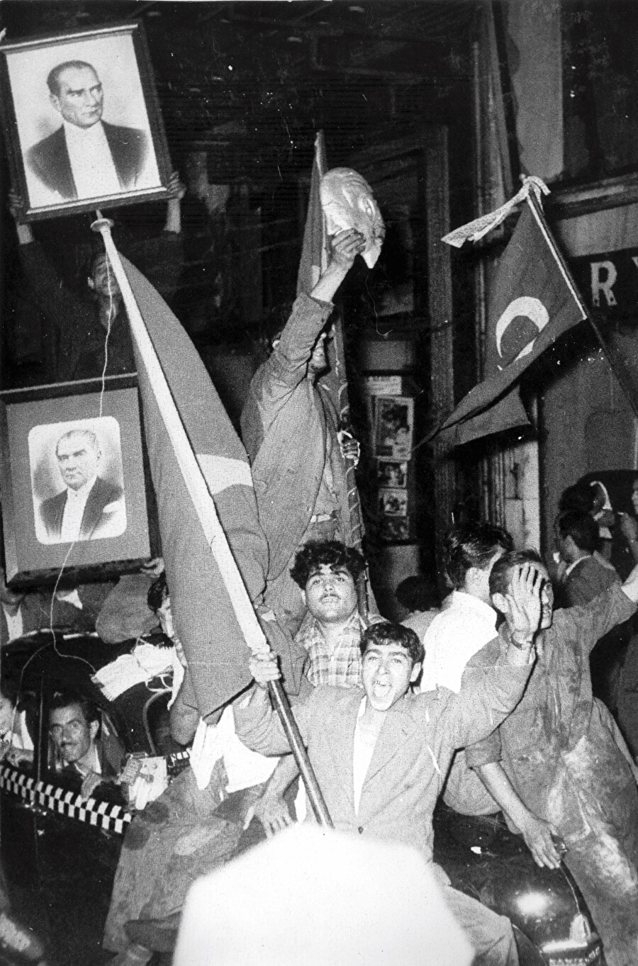 » Atatürklü protesto coşkusu: Vatandaşlar, ellerinde Atatürk fotoğrafları ve Türk bayrakları ile araçların üzerine çıkmış, Atatürk Müzesi’ne saldırıyı protesto ediyorlar.