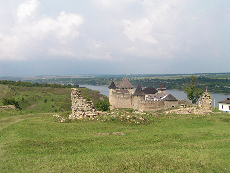 » Hotin kalesindeki gazi cami Osmanlı-Rus savaşlarında uzun süre kuşatma altında kalıp düşen Ukrayna’nın batısında yer alan Hotin kalesinin içindeki cami de bu kuşatmaların getirdiği yıkımdan nasibini almıştı.