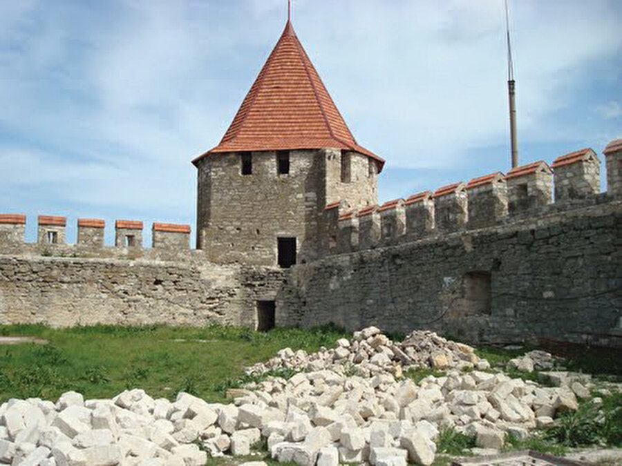 » Bender’in savaş mağduru camisi Moldova’nın kuzeyinde, Dinyester (Aksu) Nehri kıyısında kurulu olan Bender kalesi içindeki cami de Osmanlı-Rus Savaşı gazilerinden…