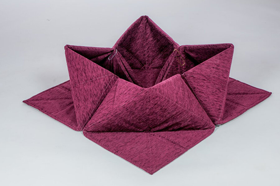 Tasarımcısına göre Imagiro halısı; bir evi (hatta bir otel/perakende alanını) üç boyutlu olarak süsleyen bir origami sanat enstalasyonu olarak tanımlanıyor. 