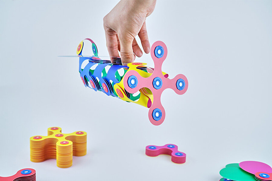Clixo manyetik yapı seti, bir origami kâğıdı gibi ince ve esnek olarak tasarlanıyor. 