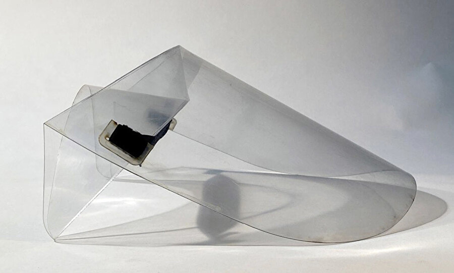 HappyShield, bir parça şeffaf plastiğin katlanarak oluşturduğu bir origami yüz siperi olarak tanımlanıyor. 