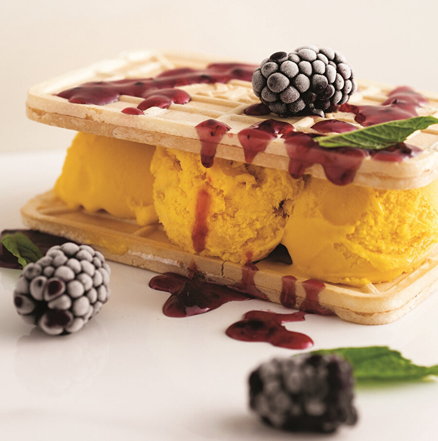 Böğürtlen Sos ve Şeftalili Dondurma tarifi