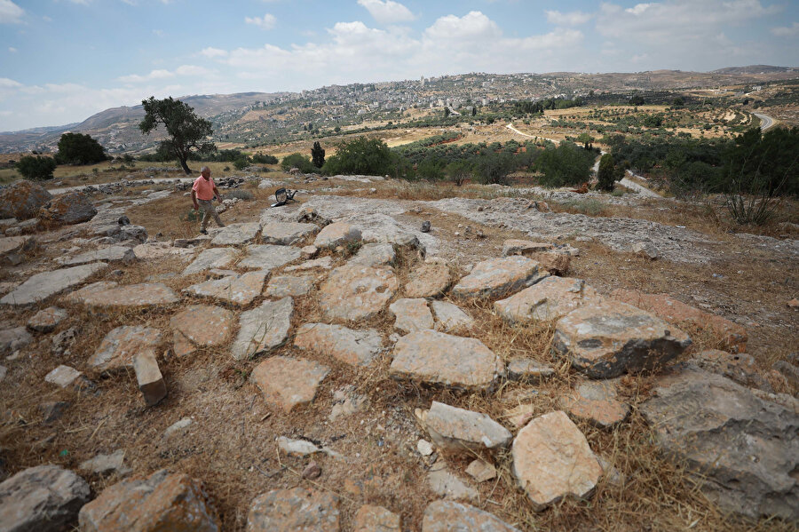 Filistinlilerin topraklarını yağmalayan Yahudi çoban İsrail askerlerinin koruması altında.