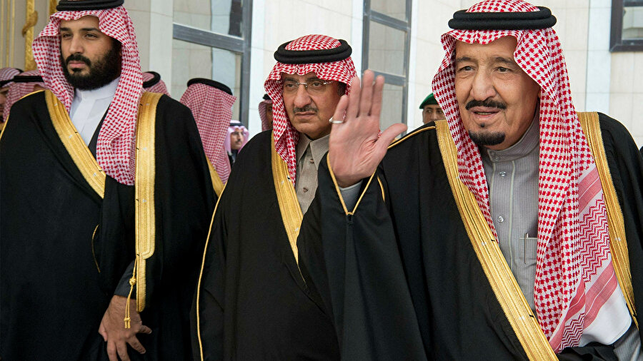 Veliaht Prens Muhammed bin Selman, amcası Prens Ahmed'i, sâbık veliaht Muhammed bin Nayif’i (ortada) ve beraberinde yirmiyi aşkın prensi tutuklatarak krallık yarışında saf dışı bırakmıştı.