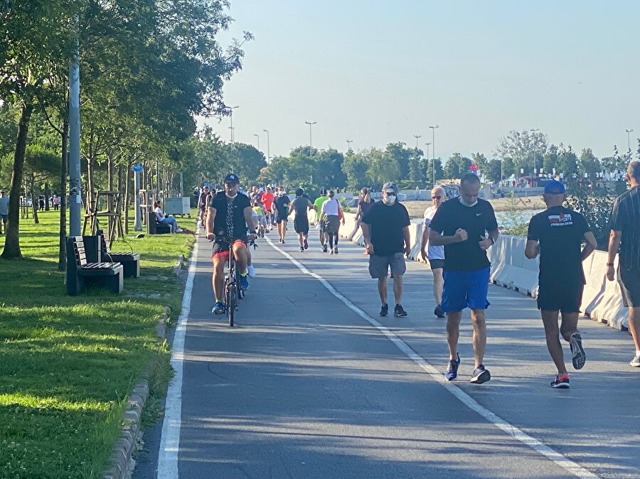 Kısıtlamasız ilk pazar günü: Sahile koştular