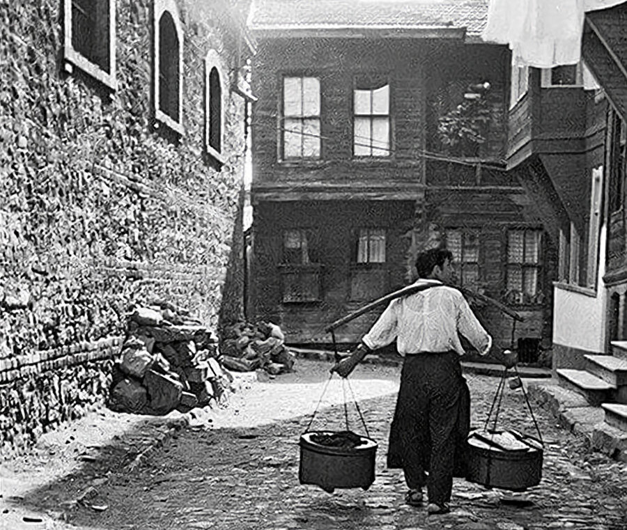 Yoğurt, besin değeri yüksek, laktik asit fermantasyonu sonucunda elde edilen ve canlı laktik asit bakterileri içeren fermente bir süt ürünüdür.