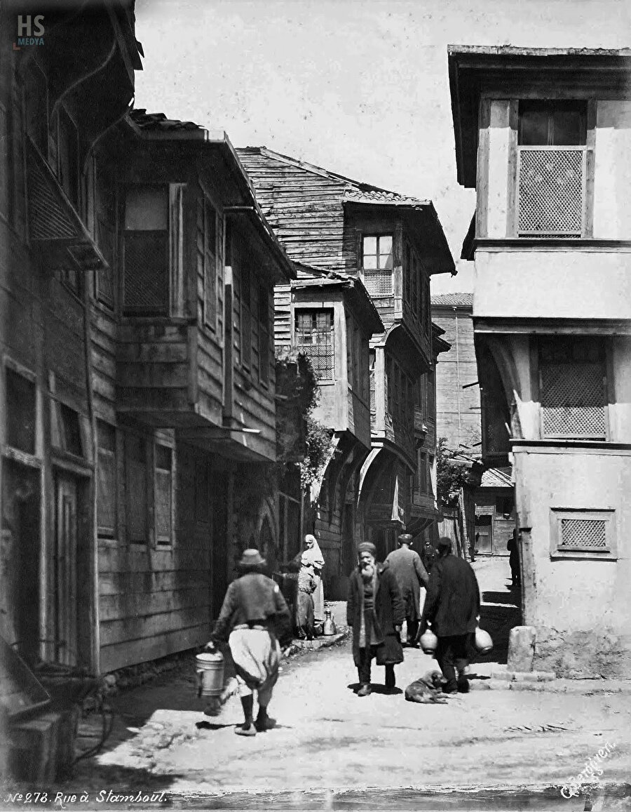 Yoğurdun ilk olarak kimlerce ve nasıl üretildiği üzerine kesin bir bilgi bulunmamakla beraber, ilk kez MÖ 5000 ve 4000'li yıllarda Mezopotamya'da yapıldığı düşünülmektedir.