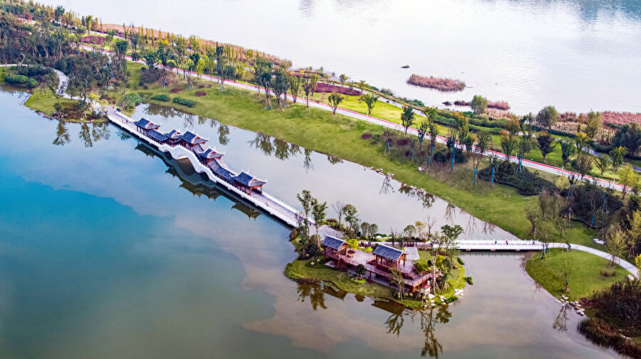 Yujidao Park, doğallığın ön planda tutulduğu peyzaj tasarımı ile Jialing Nehri’ne farklı bir görünüm sağlıyor.