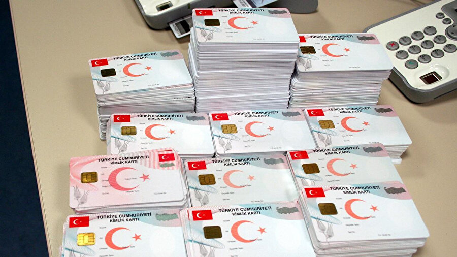 Seyahatlerde 'fotoğraflı' kimlik kartı zorunlu oldu