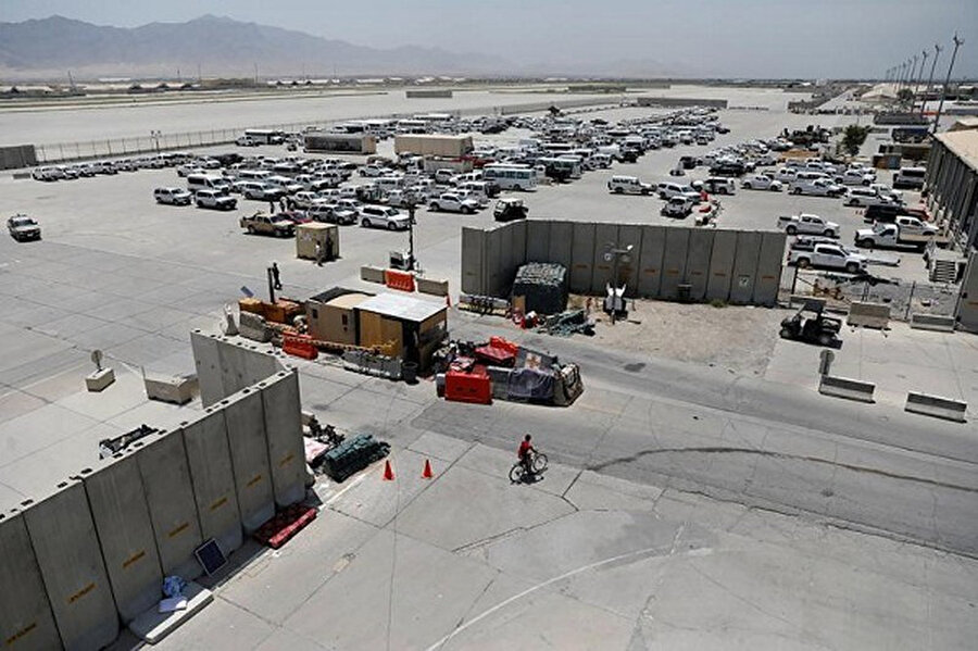 Afgan yetkililerin yaptığı açıklamalara göre ABD'nin çekilirken geride sayısız sivil ve zırhlı araç bıraktı. 